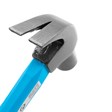 Nahaufnahme Ferrestock Hammer mit blauem Griff und Nagelzieher. Werkzeug.