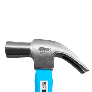 Nahaufnahme Ferrestock Hammer mit blauem Griff. Silberfarbener Hammerkopf mit Klaue.