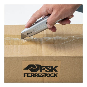 Metall Cutter Ferrestock öffnet einen Karton. Das 19 mm Werkzeug schneidet durch das Klebeband.