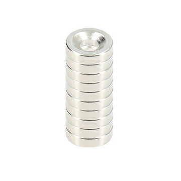 Stapel von zehn runden Ferrestock Magnete 15 x 4 mm aus Metall.