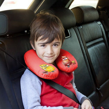 Rotes Cars Reisekissen mit Lightning McQueen für Kinder im Auto für bequeme Reise.