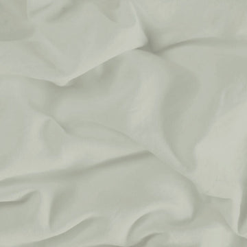 Mintfarbenes Spannbettlaken für Einzelmatratze mit weichen Falten und glatter Textur.