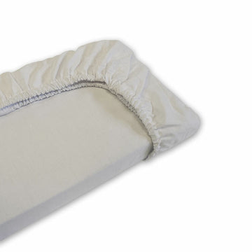 Weißes Spannbetttuch Leinen für Einzelmatratze mit elastischen Kanten.