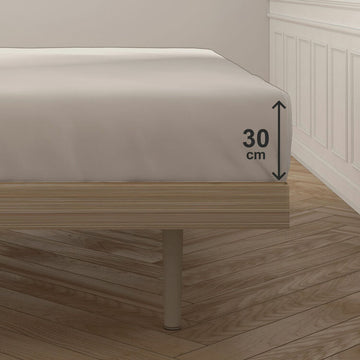 Detailaufnahme: Helles Leinen Spannbetttuch für Einzelmatratze mit 30 cm Tiefe.