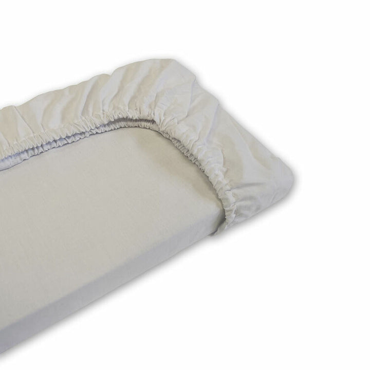 Weißes Spannbetttuch aus Leinen für Einzelmatratze mit elastischen Kanten.