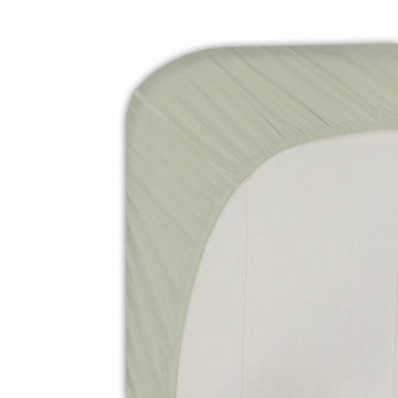 Mintfarbenes Spannbetttuch für Einzelmatratze mit glatter, knitterarmer Textur.