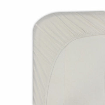 Detailaufnahme: Beige Spannbetttuch für Doppelmatratze mit elastischen Ecken.