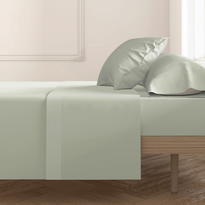 Minze Kissenbezug Happy Home MixColors, 2er-Set auf dem Bett.