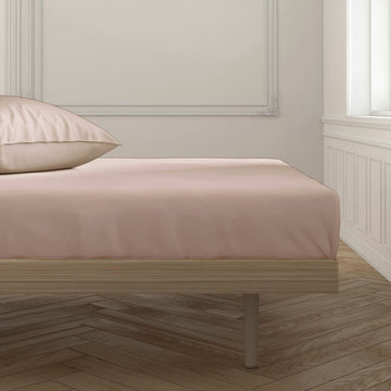 Nude Spannbetttuch auf Einzelmatratze. Glatte, faltenfreie Textur für ein Happy Home Schlafzimmer.