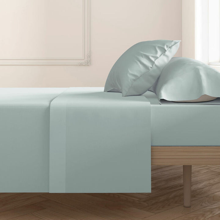 Hellegraue Happy Home Kissenbezüge Double Size auf einem Bett. Minimalistisch und modern.