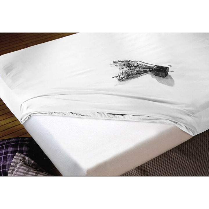 Weißes Spannbetttuch Double size mit elastischen Kanten für einen perfekten Sitz.
