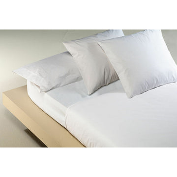 Weißes Hosteline IRIS Oberlaken in King Size mit passenden Kissenbezügen.