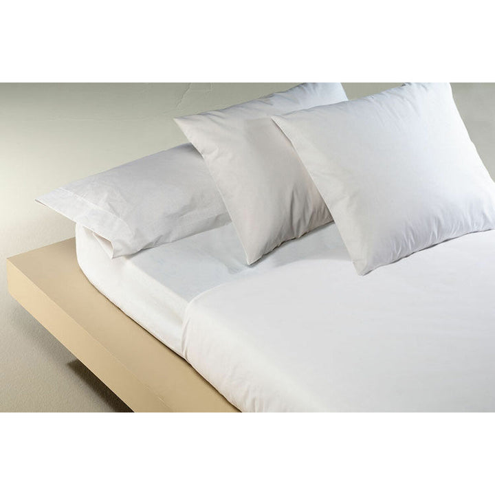 Weißes Hosteline IRIS Oberlaken in King Size mit passenden Kissenbezügen.