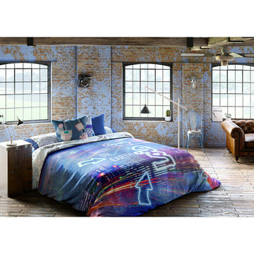 Blauer Bettbezug Lois NIGHT P. mit Neon-Grafik Design für Doppelmatratze im Loft-Schlafzimmer.