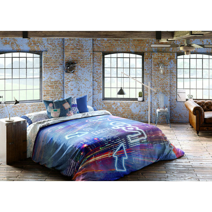 Blauer Bettbezug Lois NIGHT P. mit Neon-Grafik Design für Doppelmatratze im Loft-Schlafzimmer.