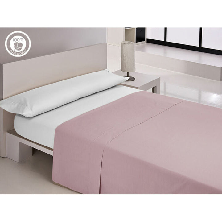 Rosa Oberlaken aus Baumwolle auf einem Bett. Weiche Textur und schlichtes Design.