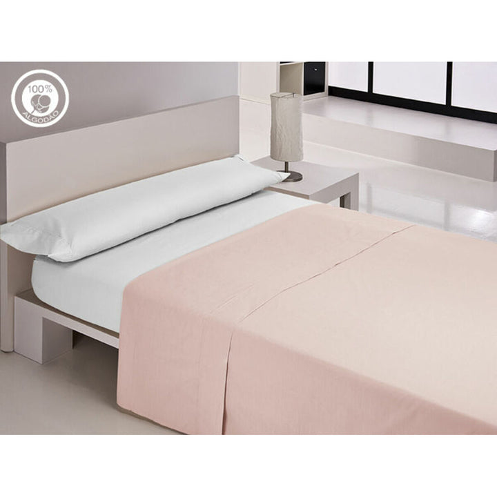 Rosa Happy Home Oberlaken aus weicher Baumwolle auf einem minimalistischen Bett.