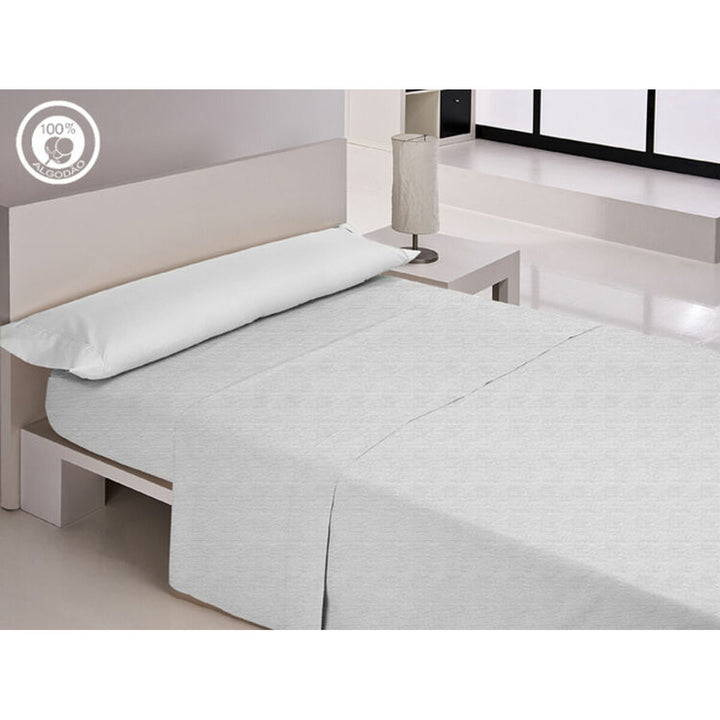 Weißes Oberlaken Happy Home aus 100% Baumwolle auf einem Bett. Schlichtes Design.