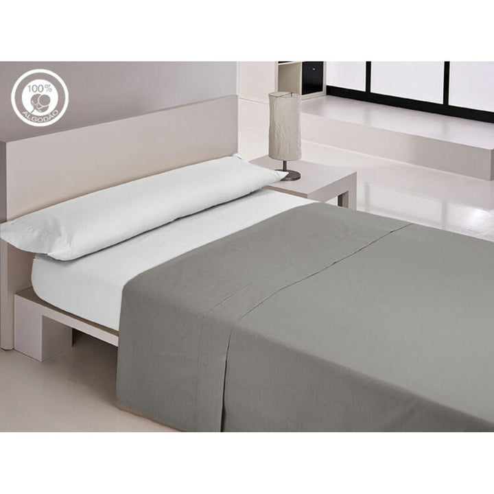 Graues Happy Home LISOS COTTON Oberlaken aus weicher Baumwolle auf einem Bett.