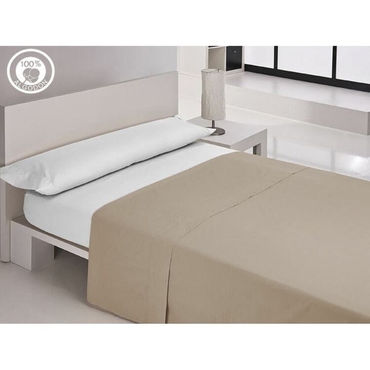 Beige Happy Home LISOS COTTON Oberlaken aus Baumwolle auf einem Bett.
