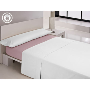 Rosa Spannbetttuch mit weißem Baumwoll-Bettbezug und Kissen auf einem Bett.