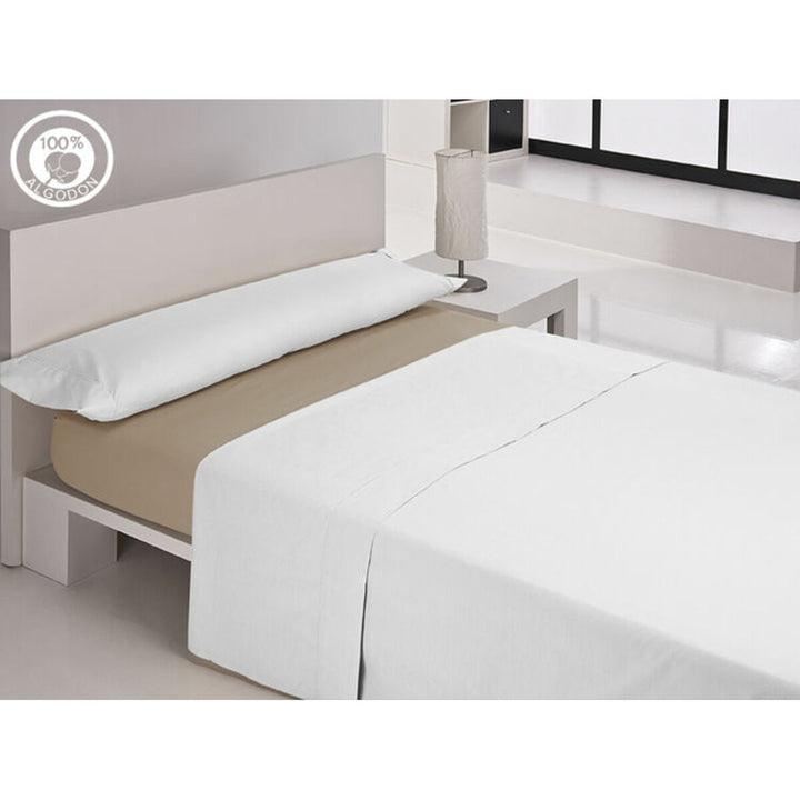 Weißes Spannbetttuch aus Baumwolle Happy Home LISOS COTTON auf einem Bett.