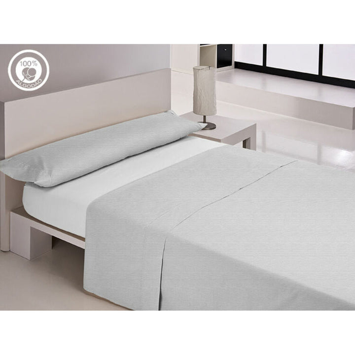 Weißes Spannbetttuch Happy Home Lisos Cotton Plus auf einem Bett. Schlichtes Design.