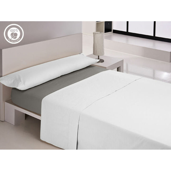 Nahaufnahme des weißen Happy Home LISOS COTTON Spannbetttuchs auf einem Bett mit Baumwolle.