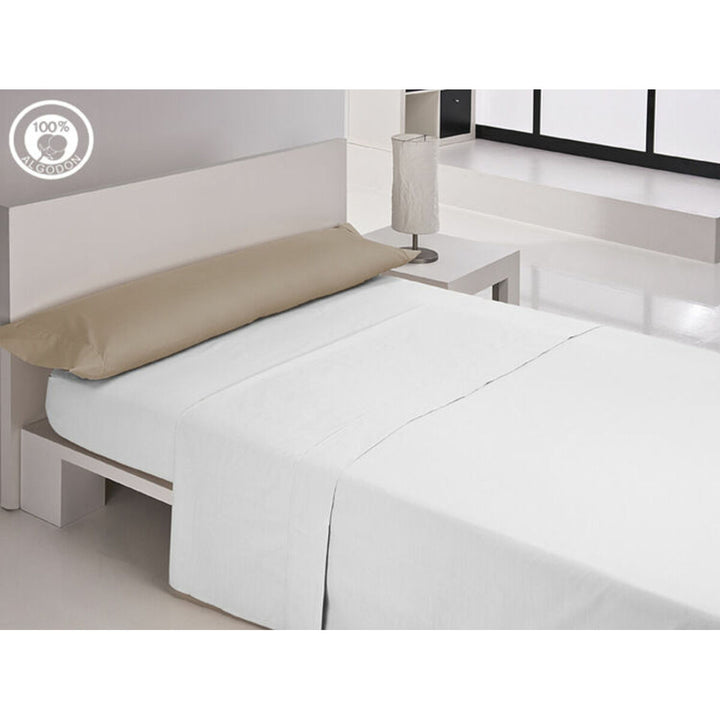 Bett mit LISOS COTTON Erdfarbener Kissenbezug. Schlichtes Schlafzimmerdekor und Baumwolle.