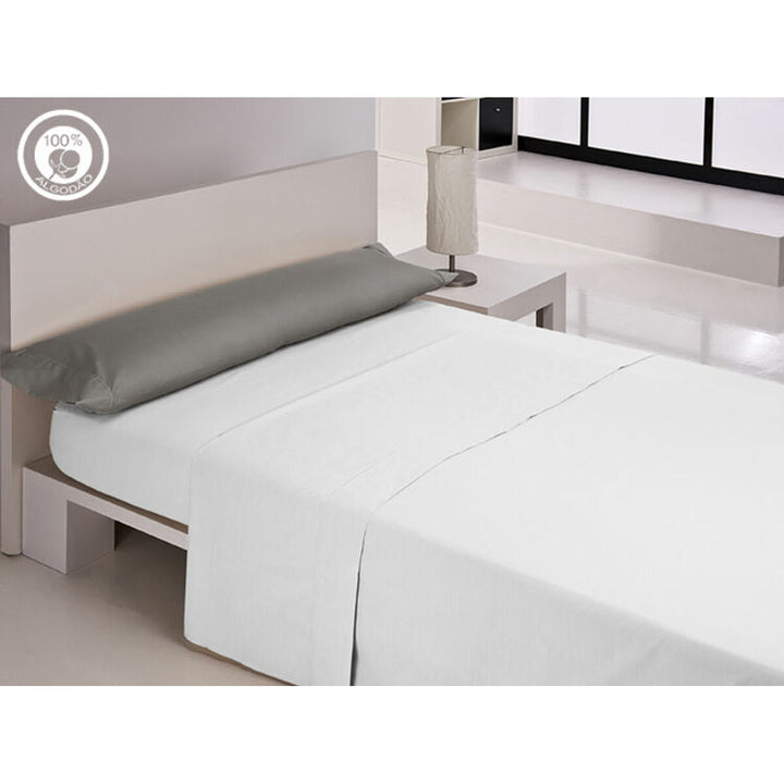 Anthrazit Kissenbezug aus Baumwolle der Happy Home LISOS Kollektion auf einem Bett.