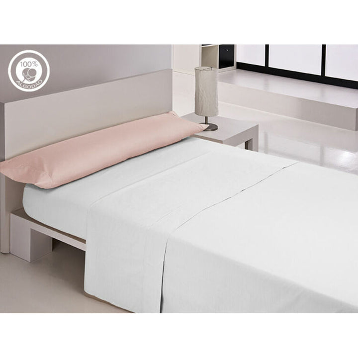 Rosa Kissenbezug Happy Home aus 100% Baumwolle auf einem minimalistischen Bett.