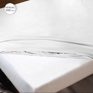 Weißes Spannbetttuch Premium für Einzelmatratze, glatte Textur.