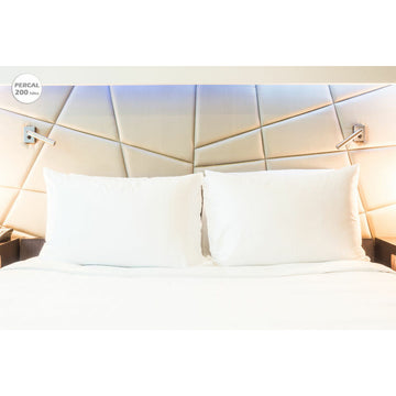 Weißer Hosteline IRIS PREMIUM Kissenbezug in King Size Oxford mit 200 Fäden auf dem Bett.