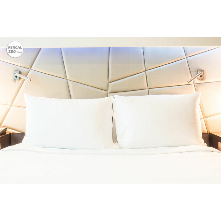 Weißer Hosteline IRIS PREMIUM Kissenbezug in King Size Oxford mit 200 Fäden auf dem Bett.