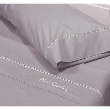 Violettes Pierre Cardin Bettwäsche-Set mit Logo und dekorativer Bordüre für Einzelmatratze.