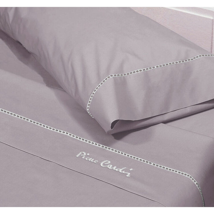 Violettes Pierre Cardin Bettwäsche-Set mit Logo und dekorativer Bordüre für Einzelmatratze.