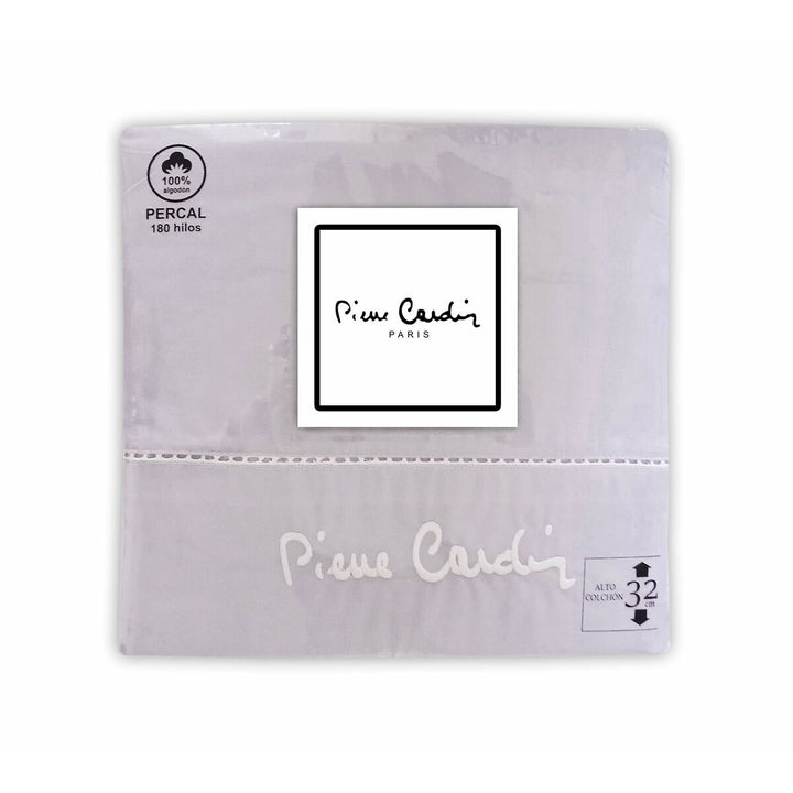 Verpacktes violettes Pierre Cardin ARCADIA Bettwäsche-Set mit Logo und Baumwoll-Hinweis.