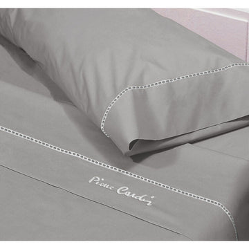 Graue Pierre Cardin Bettwäsche mit weißen Stickdetails und Schriftzug. Elegantes Arcadia Bettwäsche-Set.