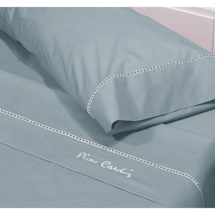 Blaues Pierre Cardin ARCADIA Bettwäsche-Set mit weißen Stickdetails und dekorativer Borte.