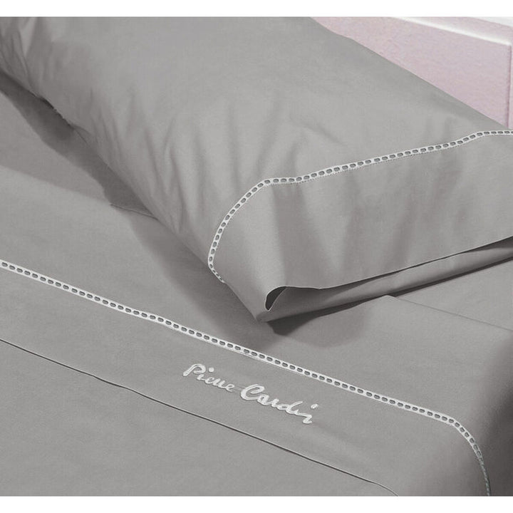 Graue Pierre Cardin ARCADIA Bettwäsche mit weißer Stickerei für Doppelmatratze.