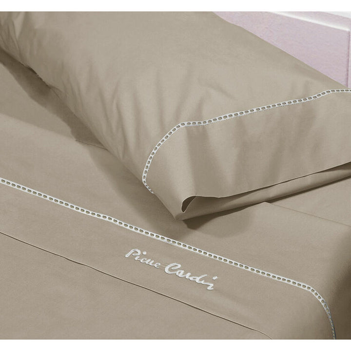 Braune Pierre Cardin ARCADIA Bettwäsche mit gestickten Details und Logo.