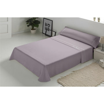 Violettes Pierre Cardin Bettwäsche-Set für Doppelmatratze mit feiner, weißer Akzentlinie.