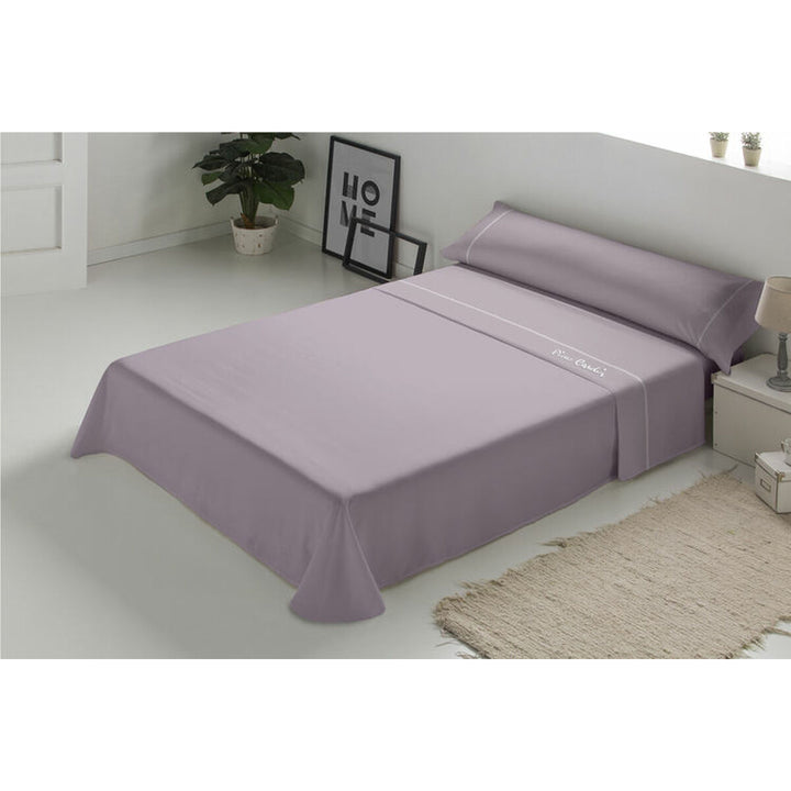 Violettes Pierre Cardin Bettwäsche-Set für Doppelmatratze mit feiner, weißer Akzentlinie.