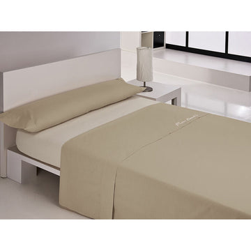 Beige Pierre Cardin Bettwäsche-Set auf Einzelmatratze mit Kissen und dezenter Signatur.