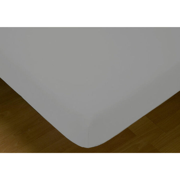 Nahaufnahme: Perlgraues Spannbetttuch in King-Size-Größe. Glatte Textur.