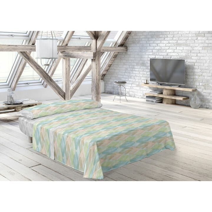 Grünes Pierre Cardin Bettwäsche-Set in King Size mit geometrischem Muster im Schlafzimmer.