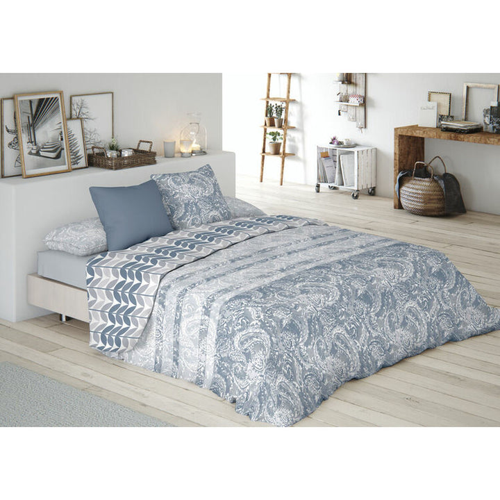 Blauer Bettdeckenbezug Pierre Cardin ANGELICA mit floralem Muster und 144 Fäden auf einem Bett.