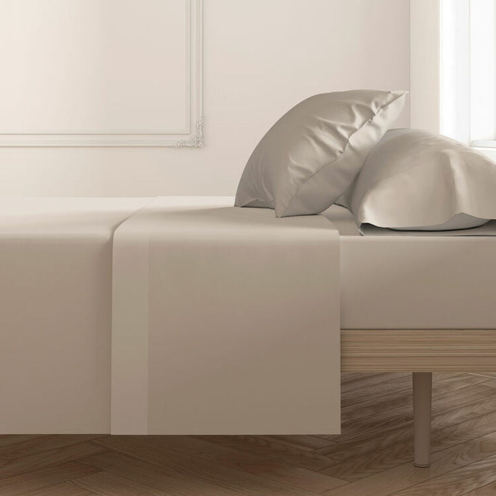 Mixcolors Erde Oberlaken für Einzelmatratze. Glatte, erdige Farbe für einladendes Schlafzimmer.