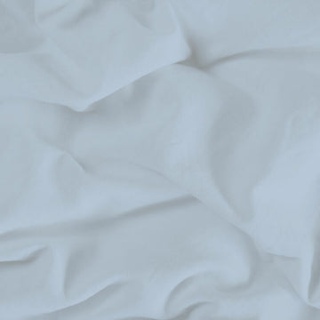 Nahaufnahme blaues Spannbettlaken für Einzelmatratze mit weichen Falten und Textur.