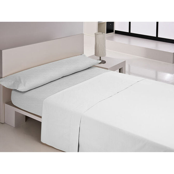 Weißes Happy Home Oberlaken (160 x 270 cm) auf einem Bett im minimalistischen Schlafzimmer.